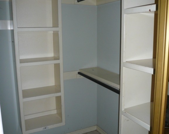 Bed 1 closet
