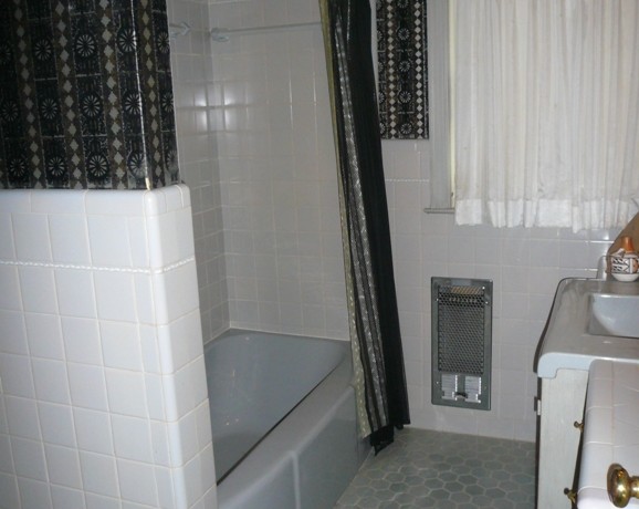 Hall Full Bath 1