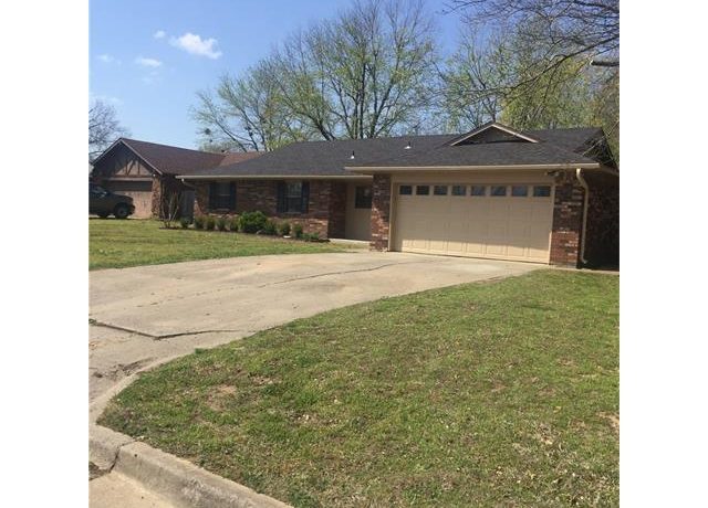 813 Warwick Dr