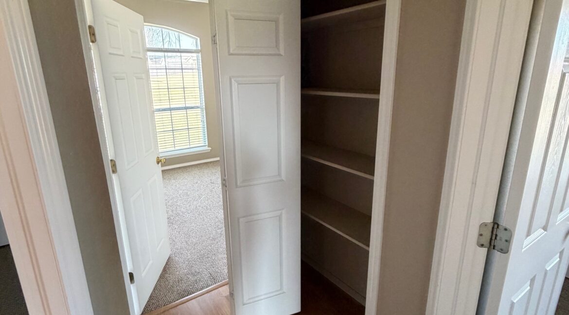 Hall w Linen closet